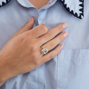 Bague style "Art Deco" en or blanc, saphir jaune et diamants.
