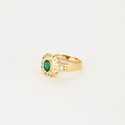 Bague vintage en or jaune, diamants et émeraude.