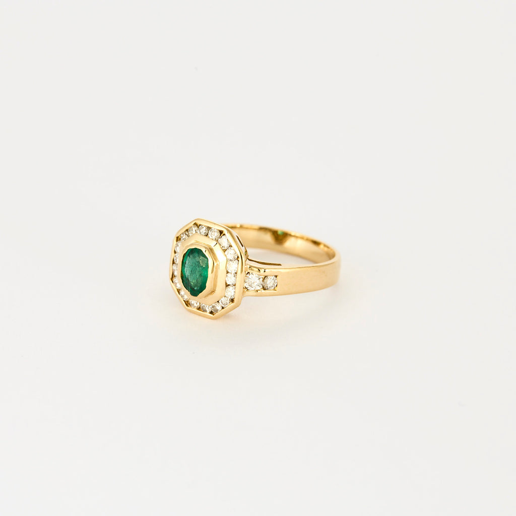 Bague vintage en or jaune, diamants et émeraude.