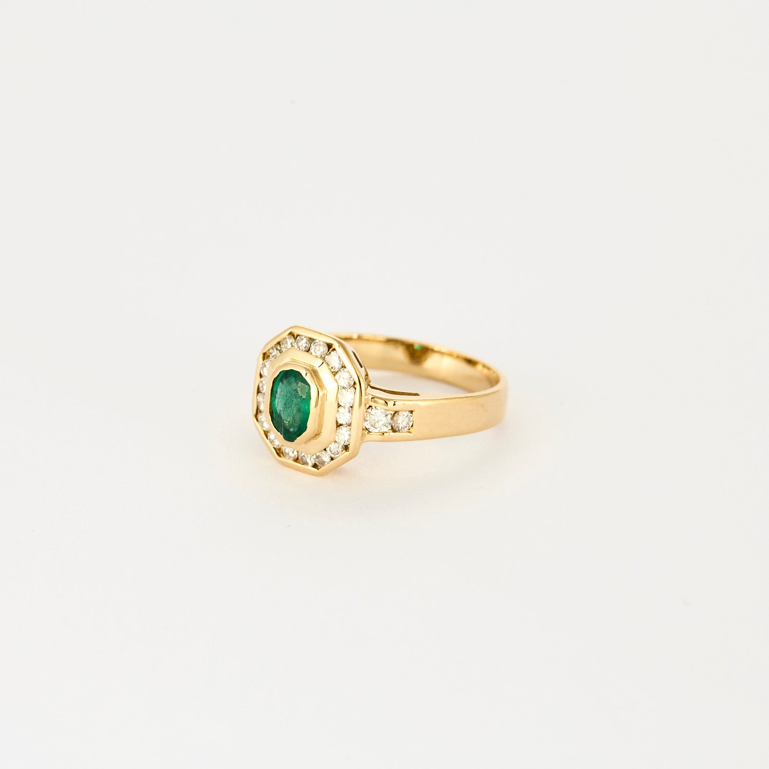Bague vintage en or jaune, diamants et émeraude.