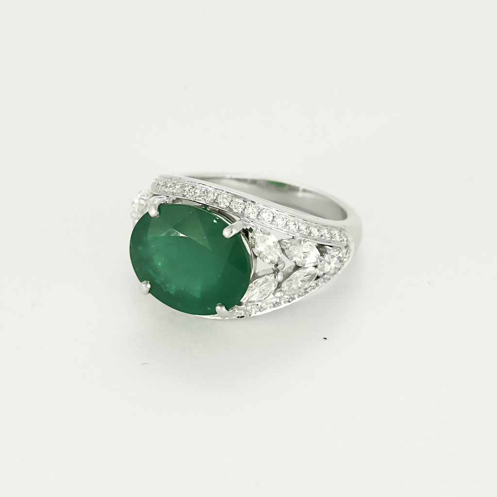 Sublime bague en platine, diamants et émeraude de 7 carats