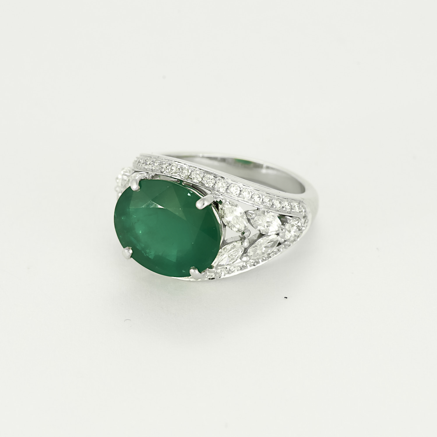 Sublime bague en platine, diamants et émeraude de 7 carats