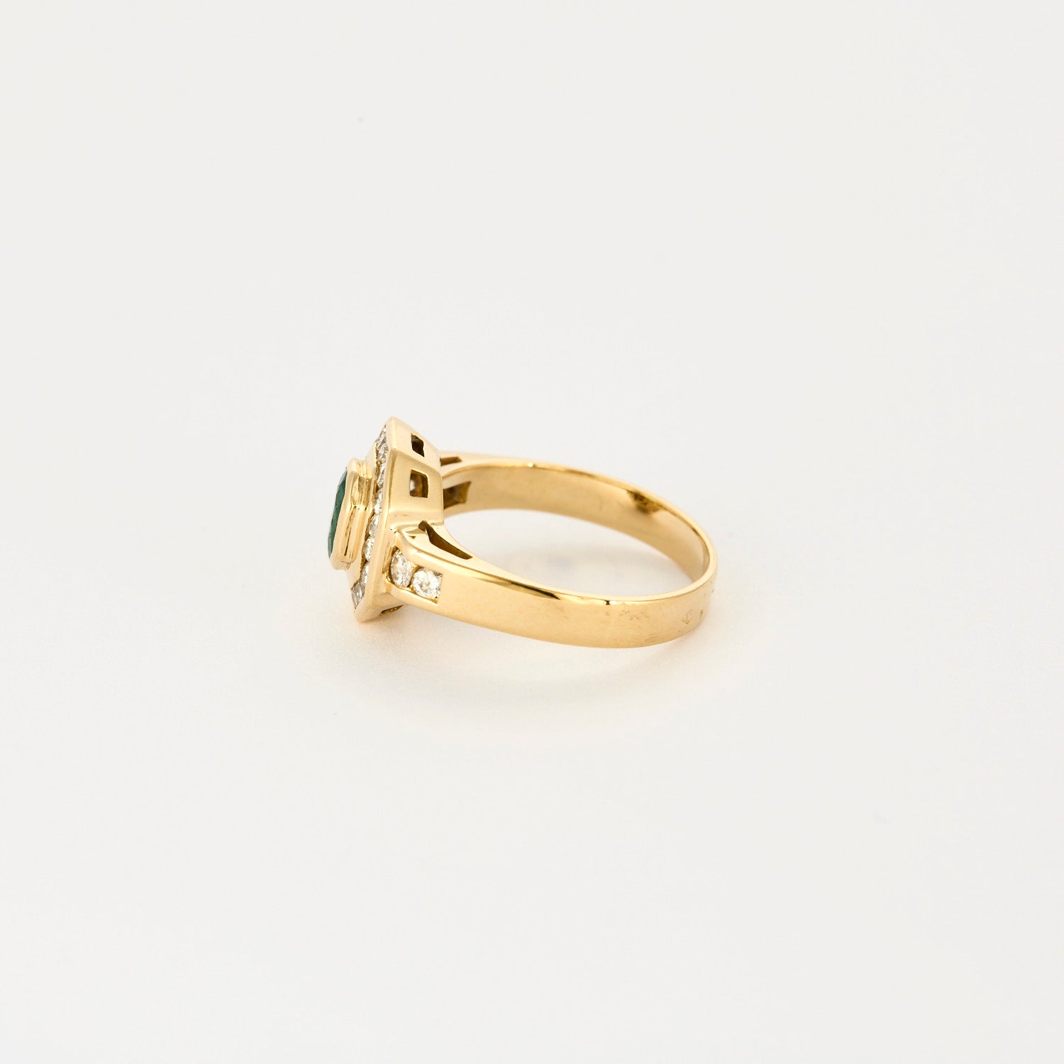Bague vintage en or jaune, diamants et émeraude.