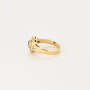 Bague vintage en or jaune, diamants et émeraude.
