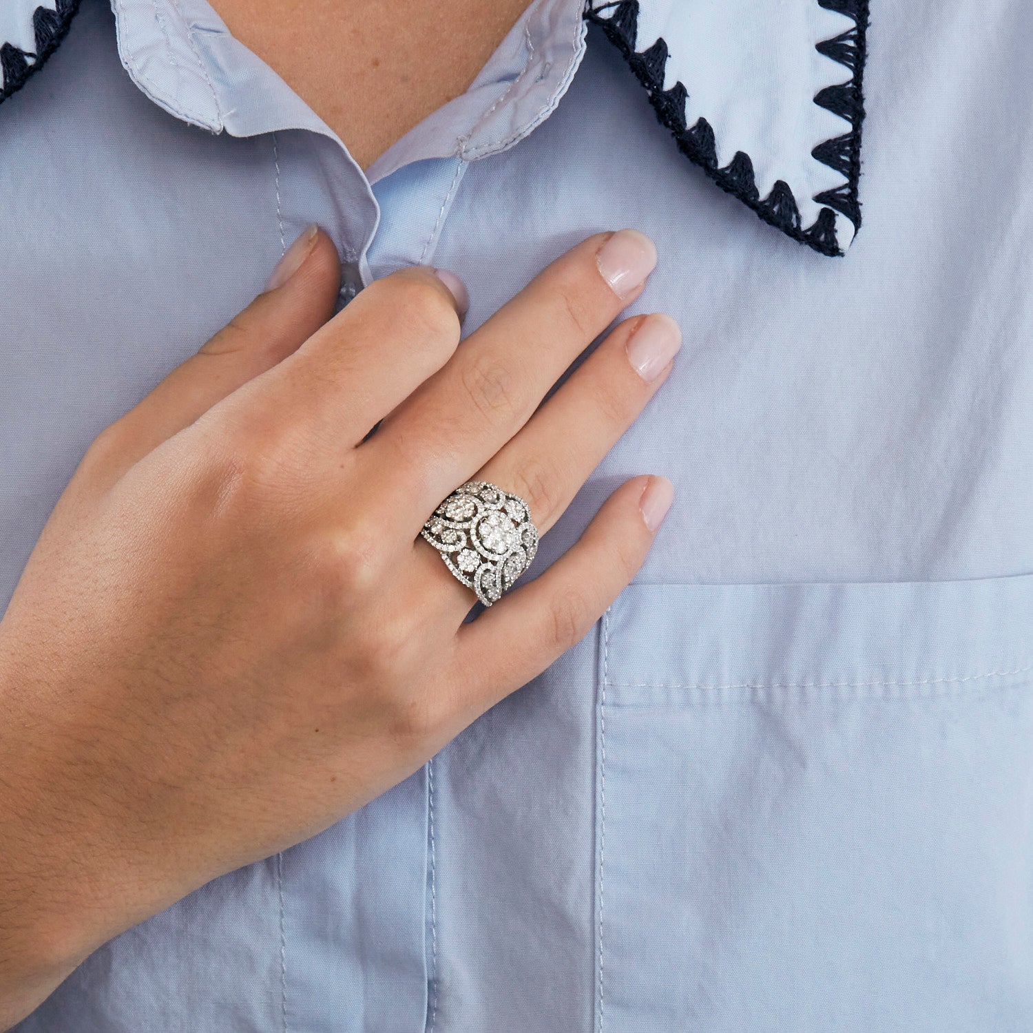 Bague style année 30 en or blanc et diamants.