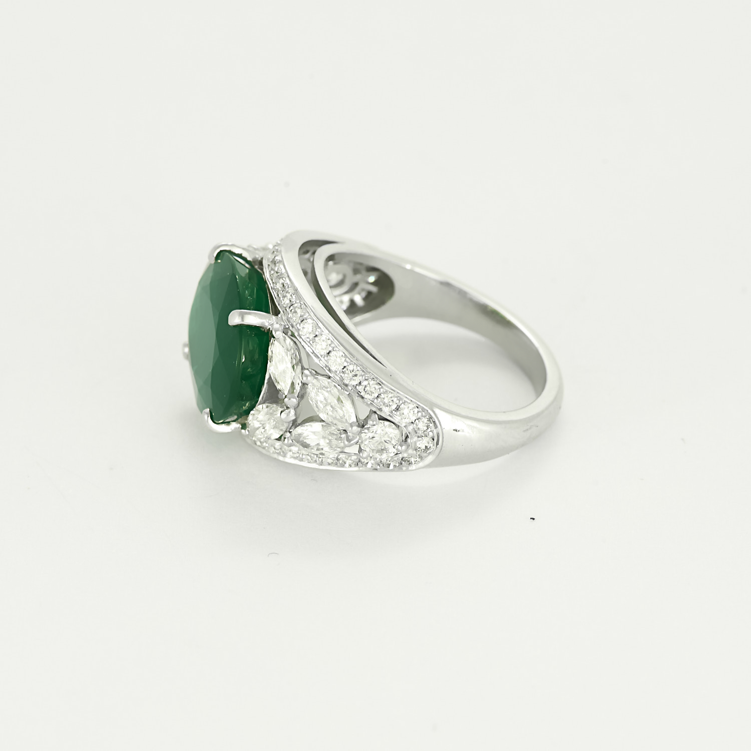 Sublime bague en platine, diamants et émeraude de 7 carats