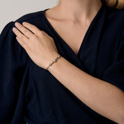 Bracelet ancien en or blanc, diamants et 3 perles.