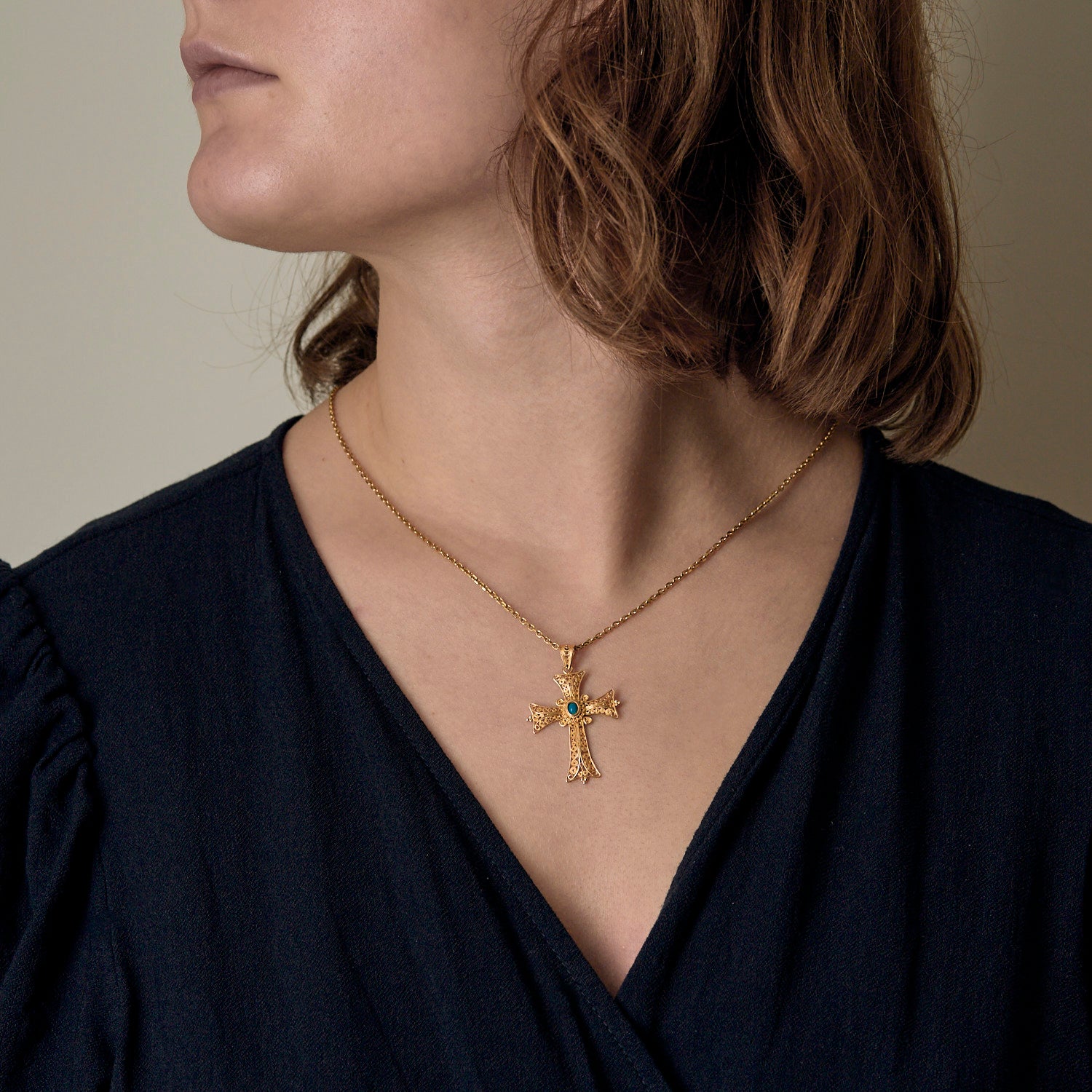 Pendentif Croix ciselée et petit cabochon turquoise