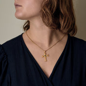 Pendentif Croix ciselée et petit cabochon turquoise