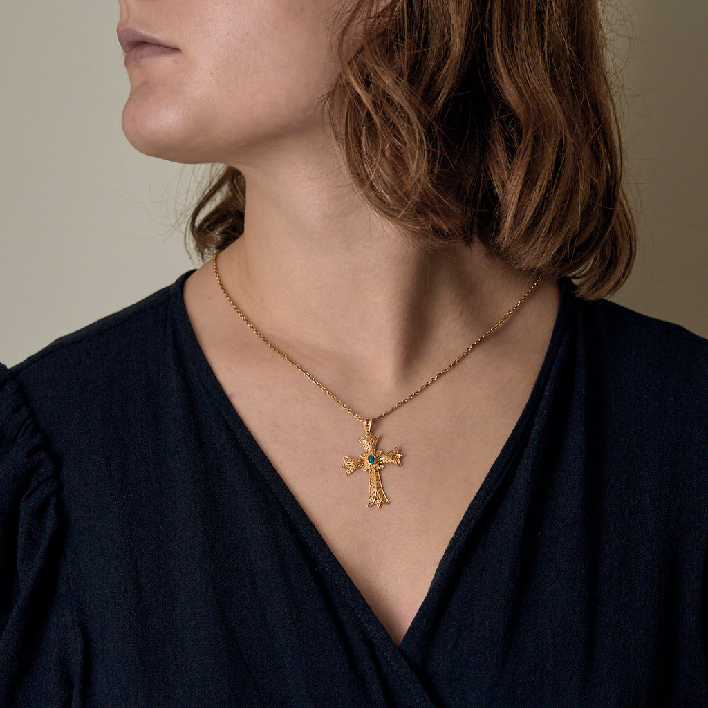 Pendentif Croix ciselée et petit cabochon turquoise