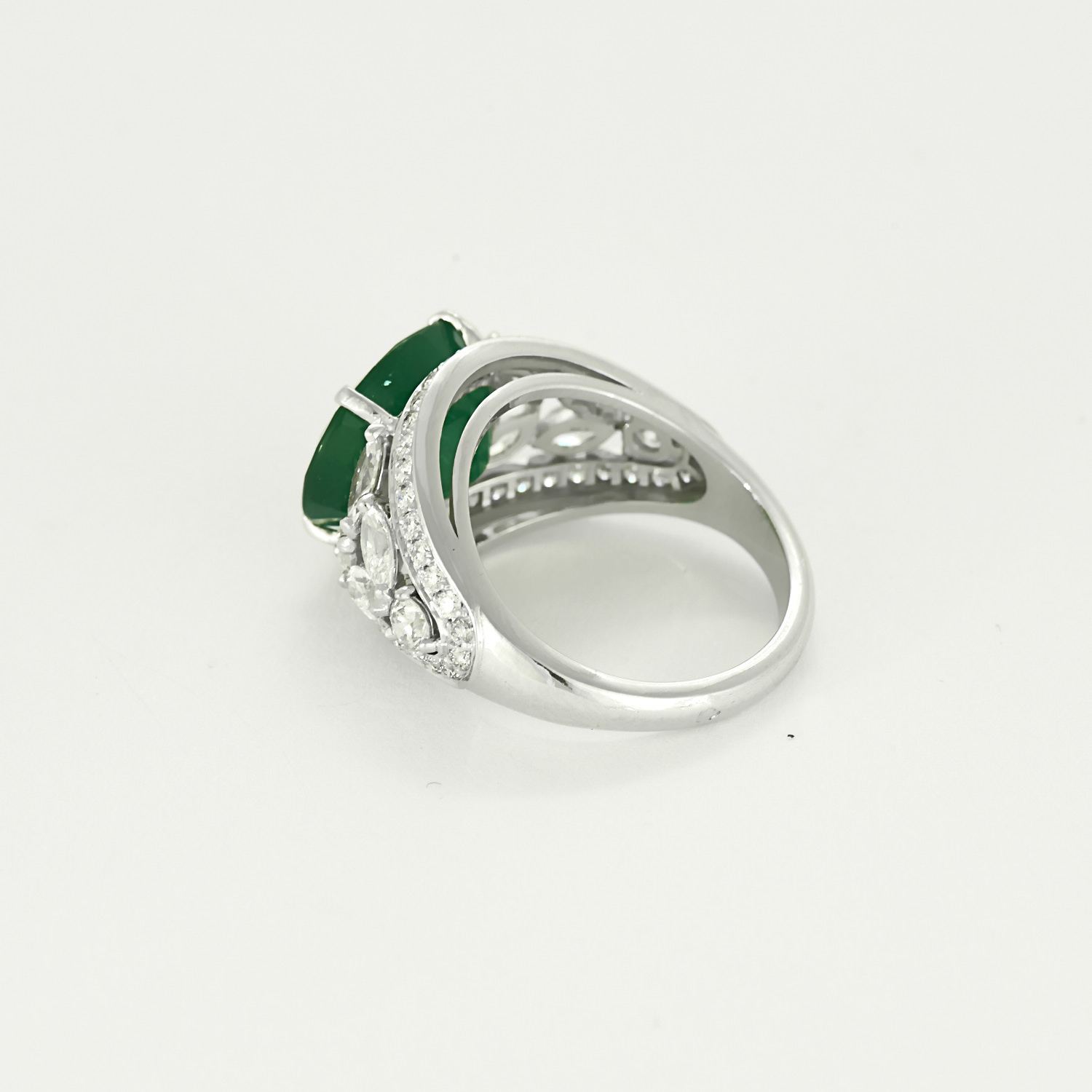 Sublime bague en platine, diamants et émeraude de 7 carats