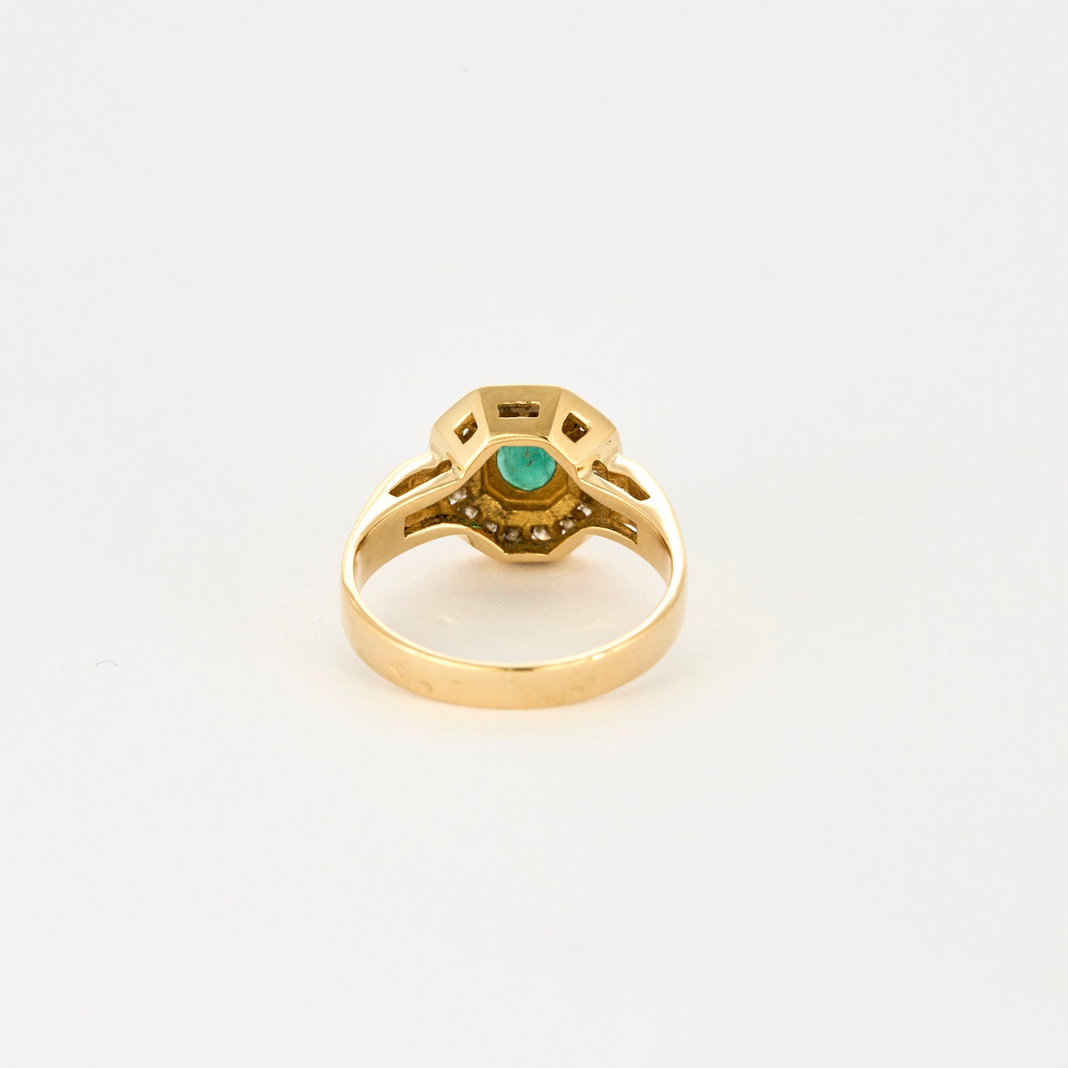 Bague vintage en or jaune, diamants et émeraude.