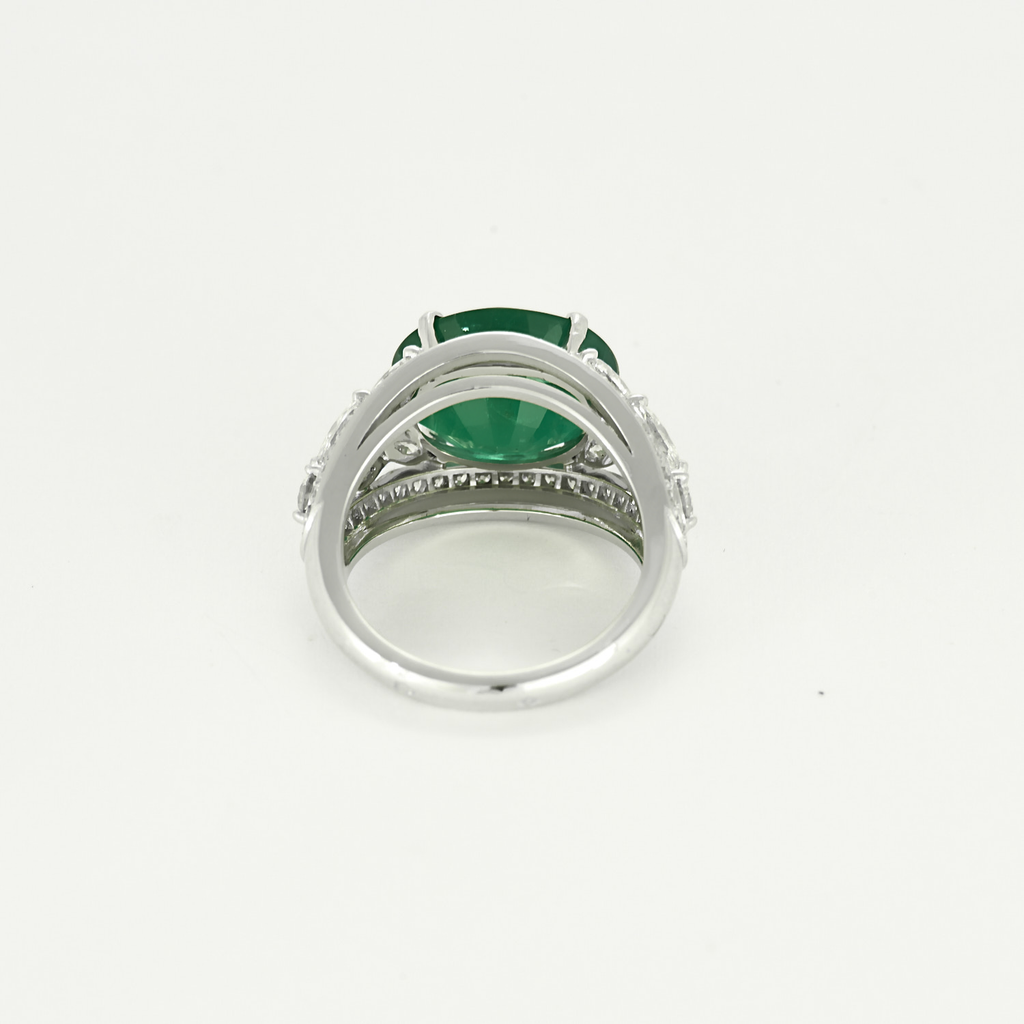 Sublime bague en platine, diamants et émeraude de 7 carats