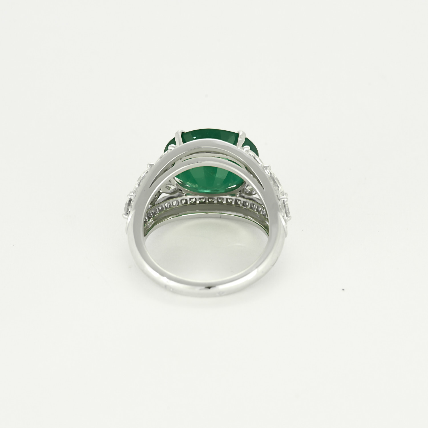 Sublime bague en platine, diamants et émeraude de 7 carats