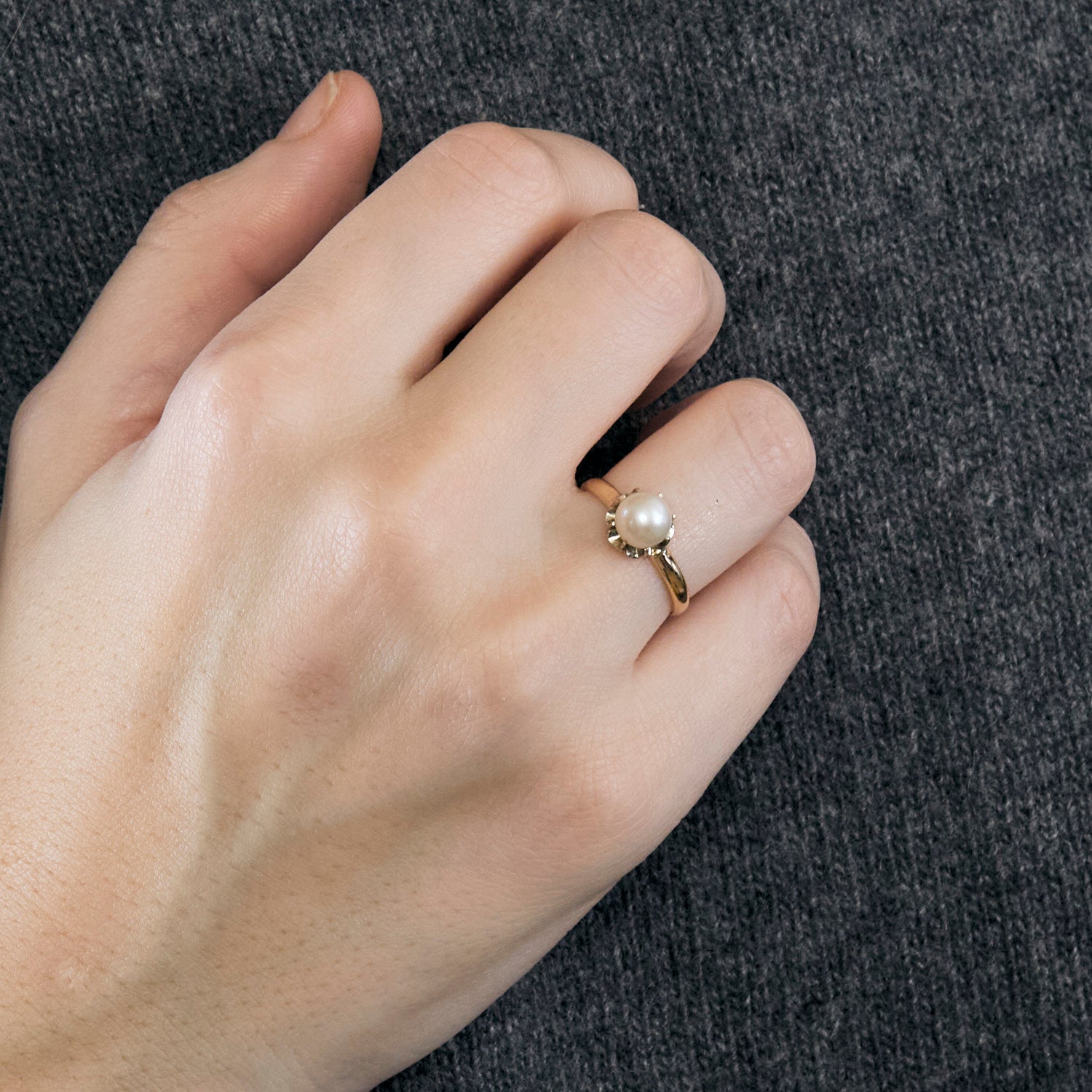 Solitaire en or rose et perle de 6,3mm.