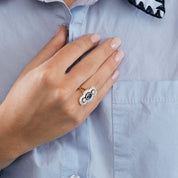 Bague style "Art Deco" en or jaune, platine, diamants et centre saphir.