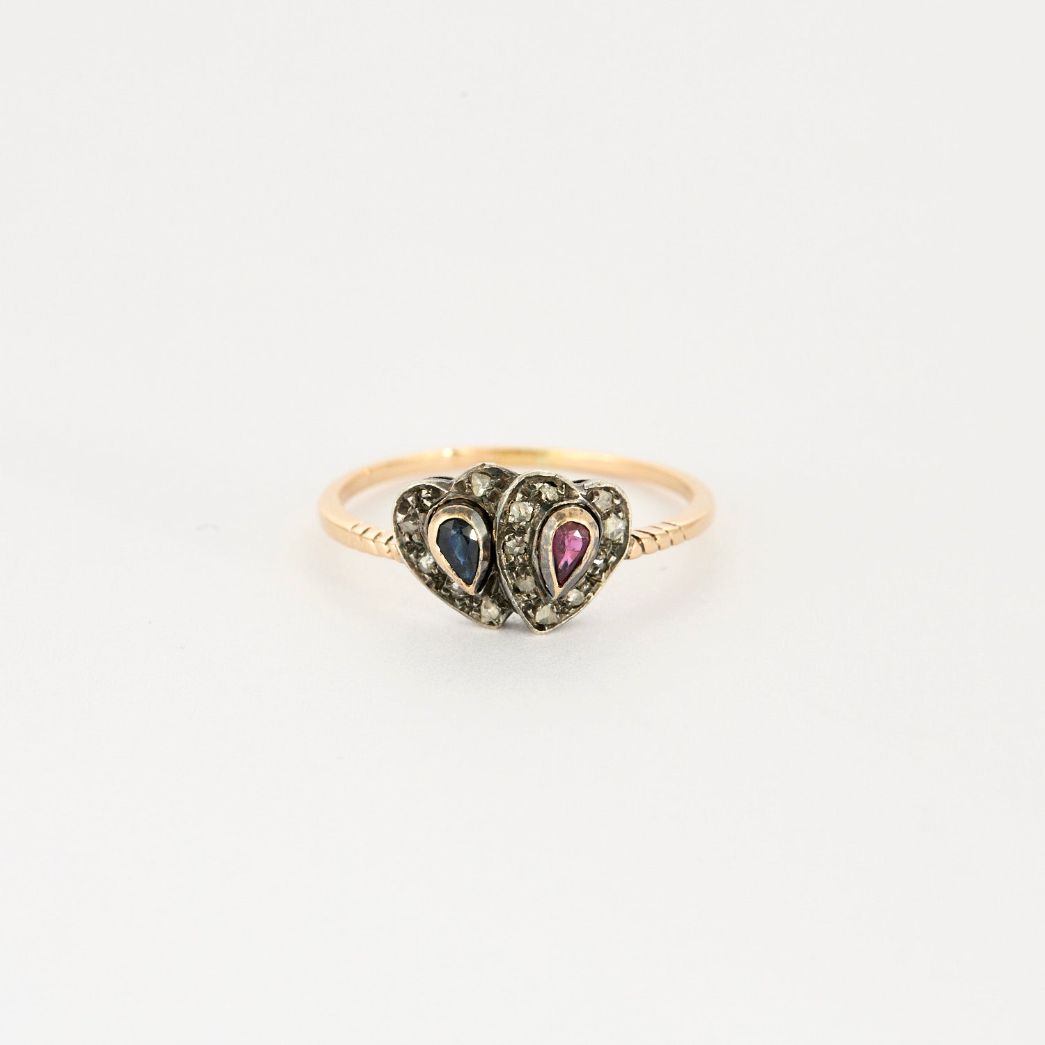 Bague vintage en or, diamants, rubis et saphir.