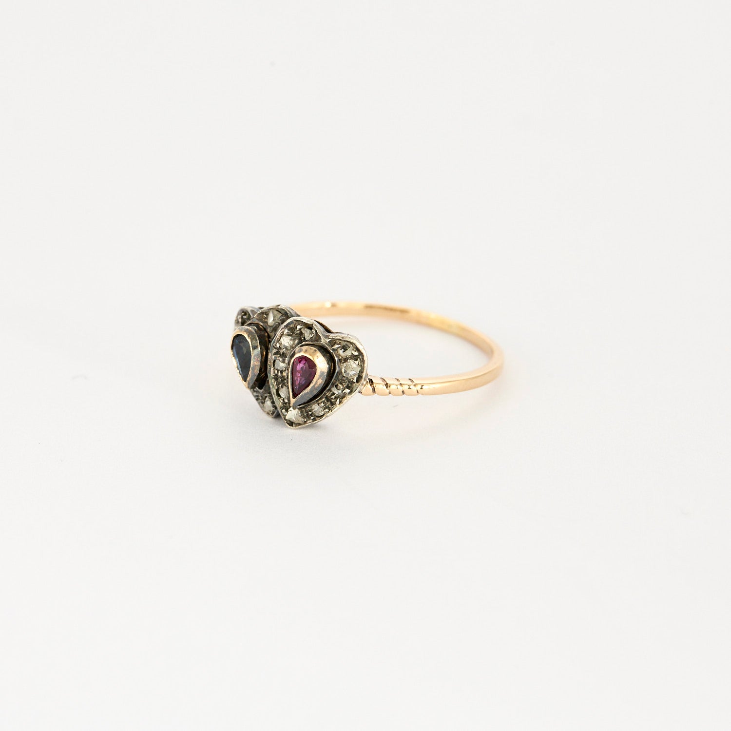 Bague vintage en or, diamants, rubis et saphir.