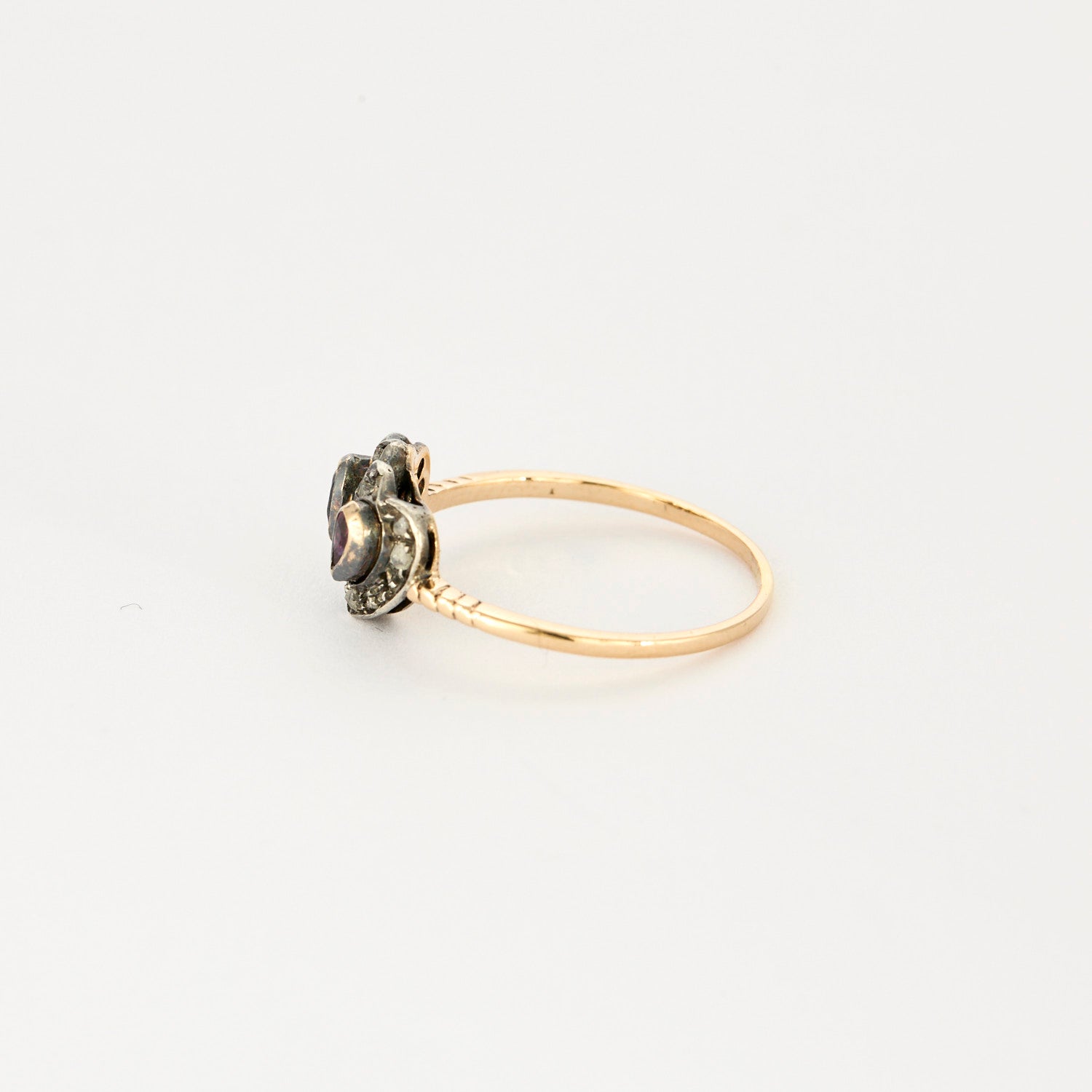 Bague vintage en or, diamants, rubis et saphir.