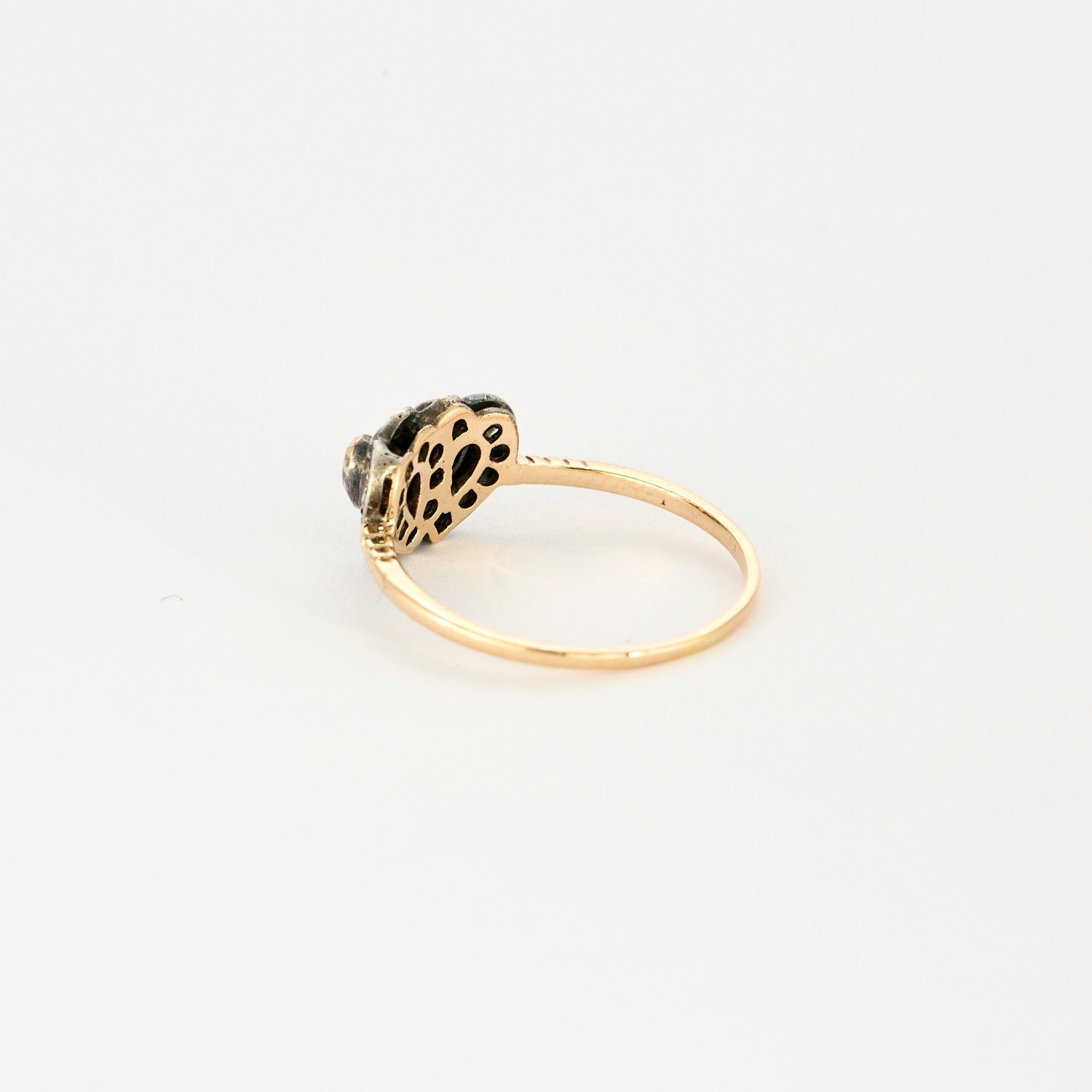 Bague vintage en or, diamants, rubis et saphir.
