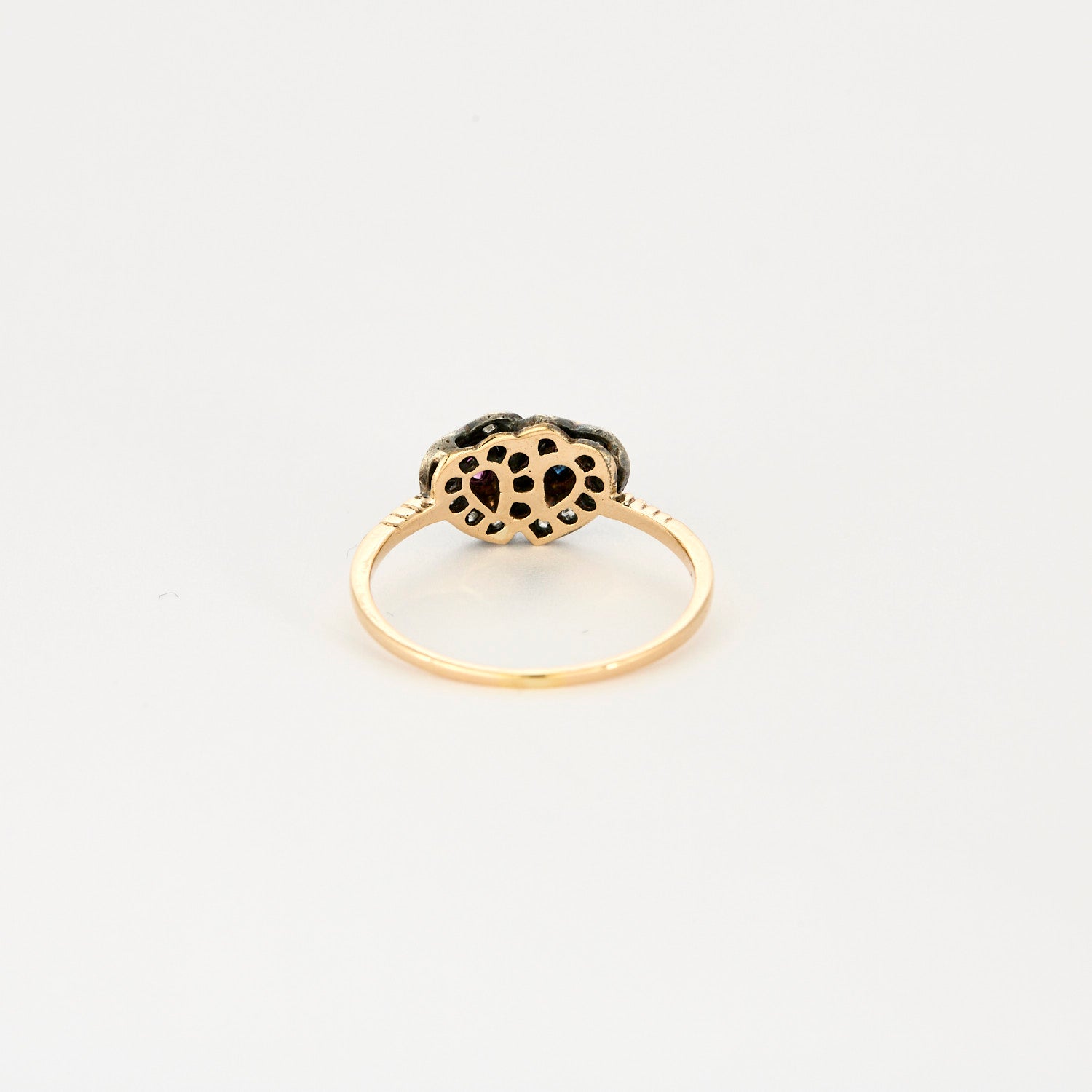 Bague vintage en or, diamants, rubis et saphir.