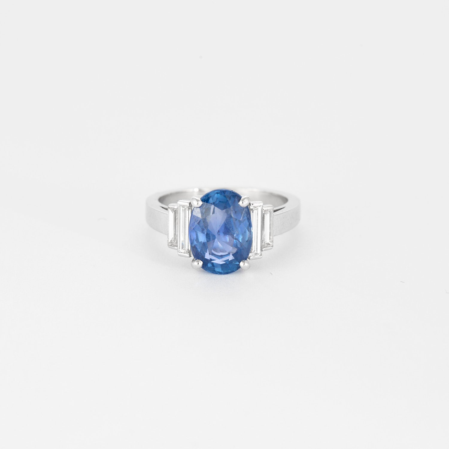 Bague en platine, saphir 5 carats et diamants baguettes.