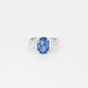 Bague en platine, saphir 5 carats et diamants baguettes.