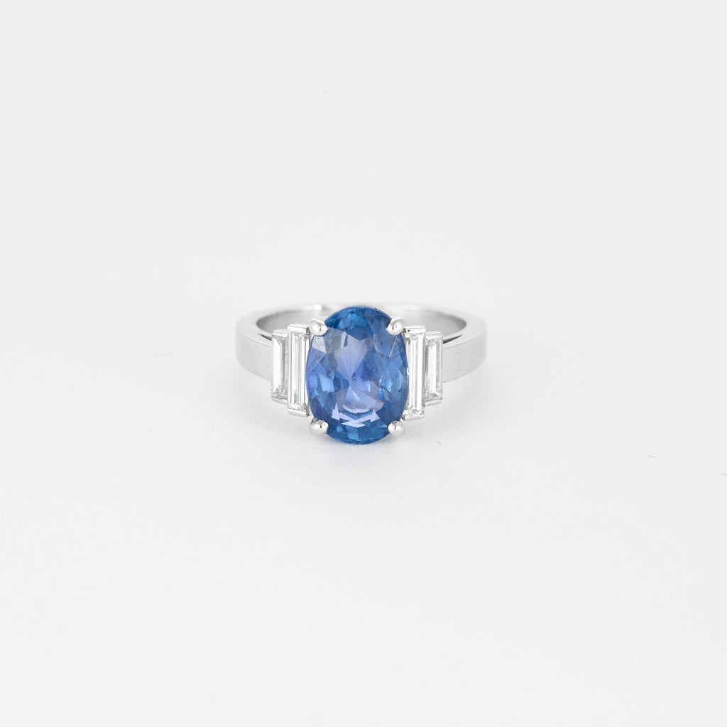 Bague en platine, saphir 5 carats et diamants baguettes.