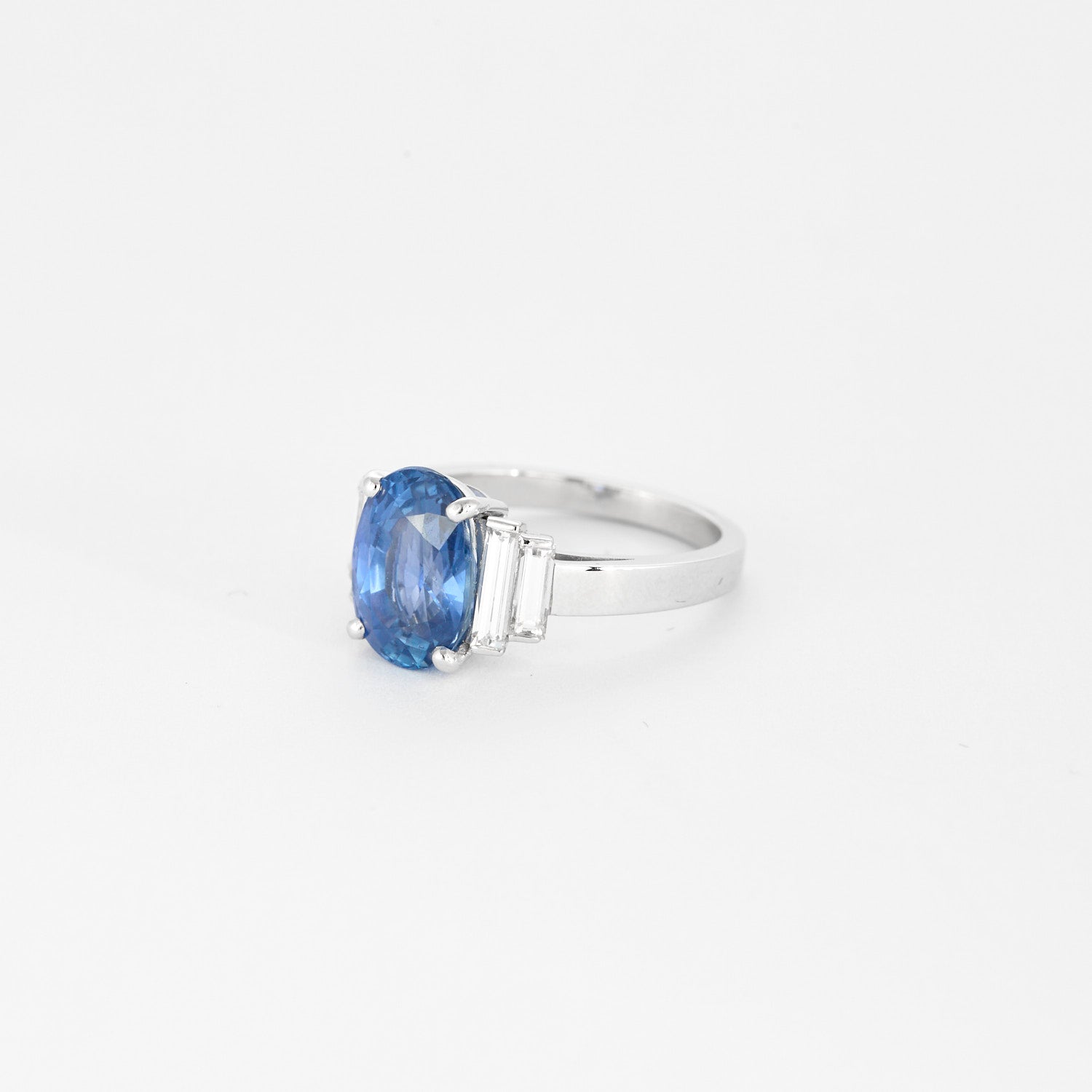 Bague en platine, saphir 5 carats et diamants baguettes.