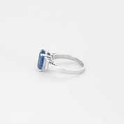 Bague en platine, saphir 5 carats et diamants baguettes.