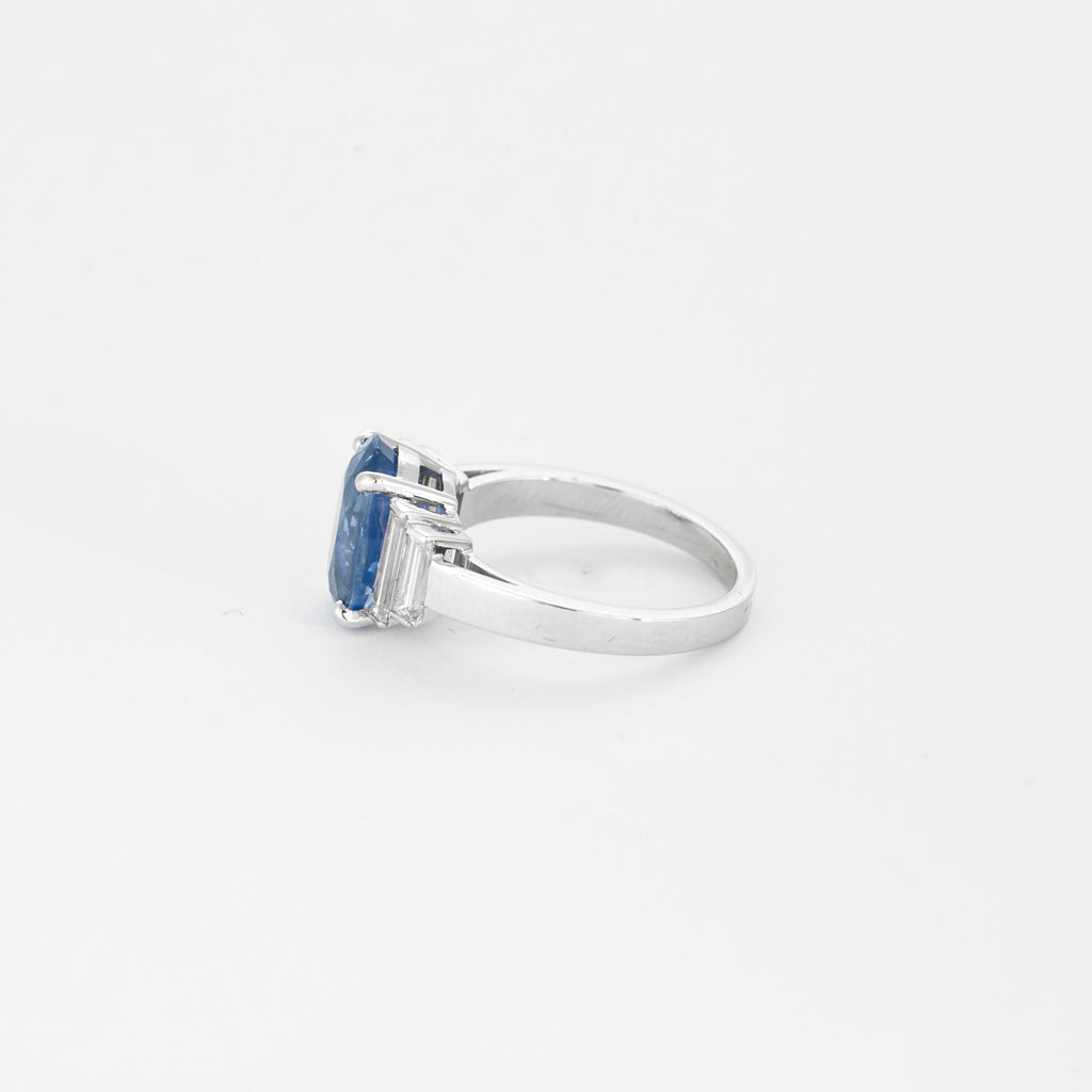 Bague en platine, saphir 5 carats et diamants baguettes.