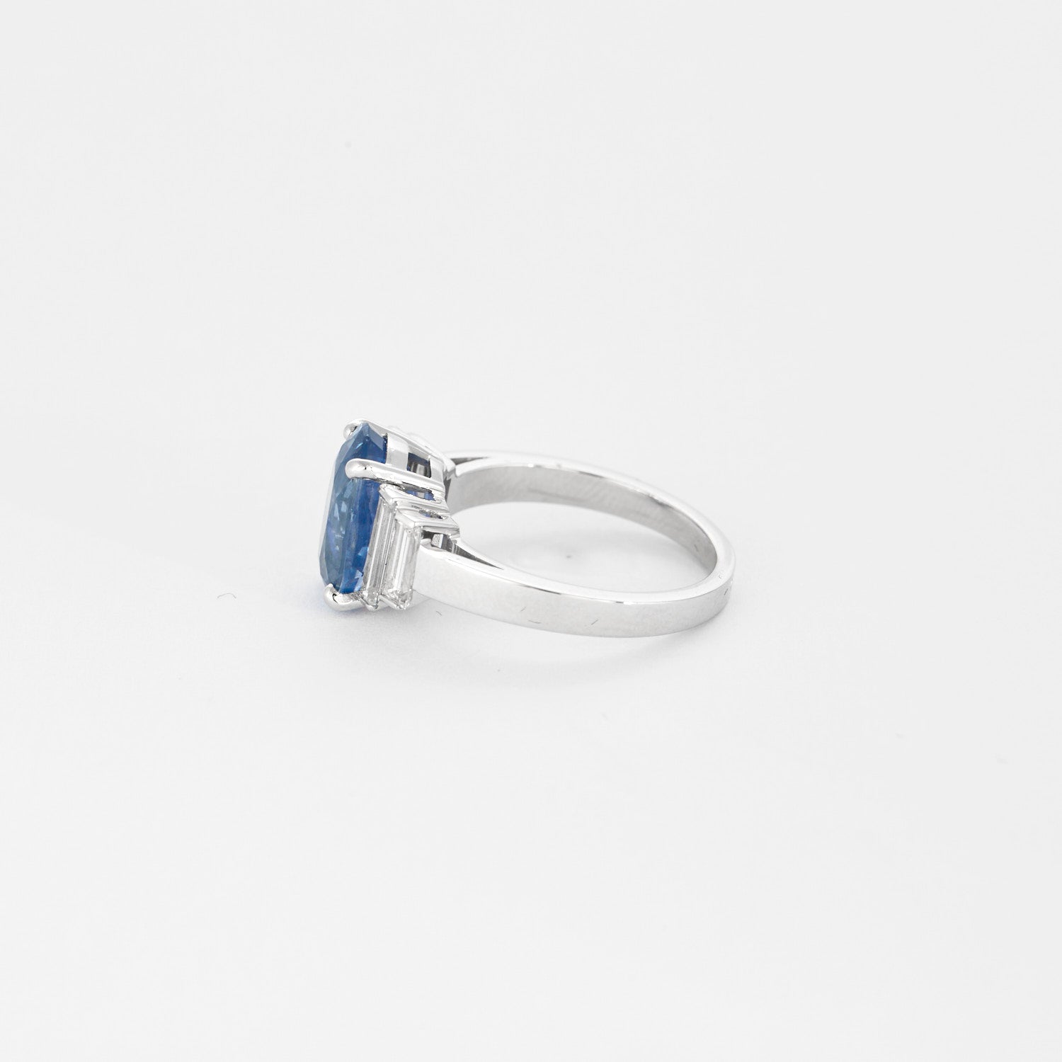 Bague en platine, saphir 5 carats et diamants baguettes.