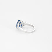 Bague en platine, saphir 5 carats et diamants baguettes.