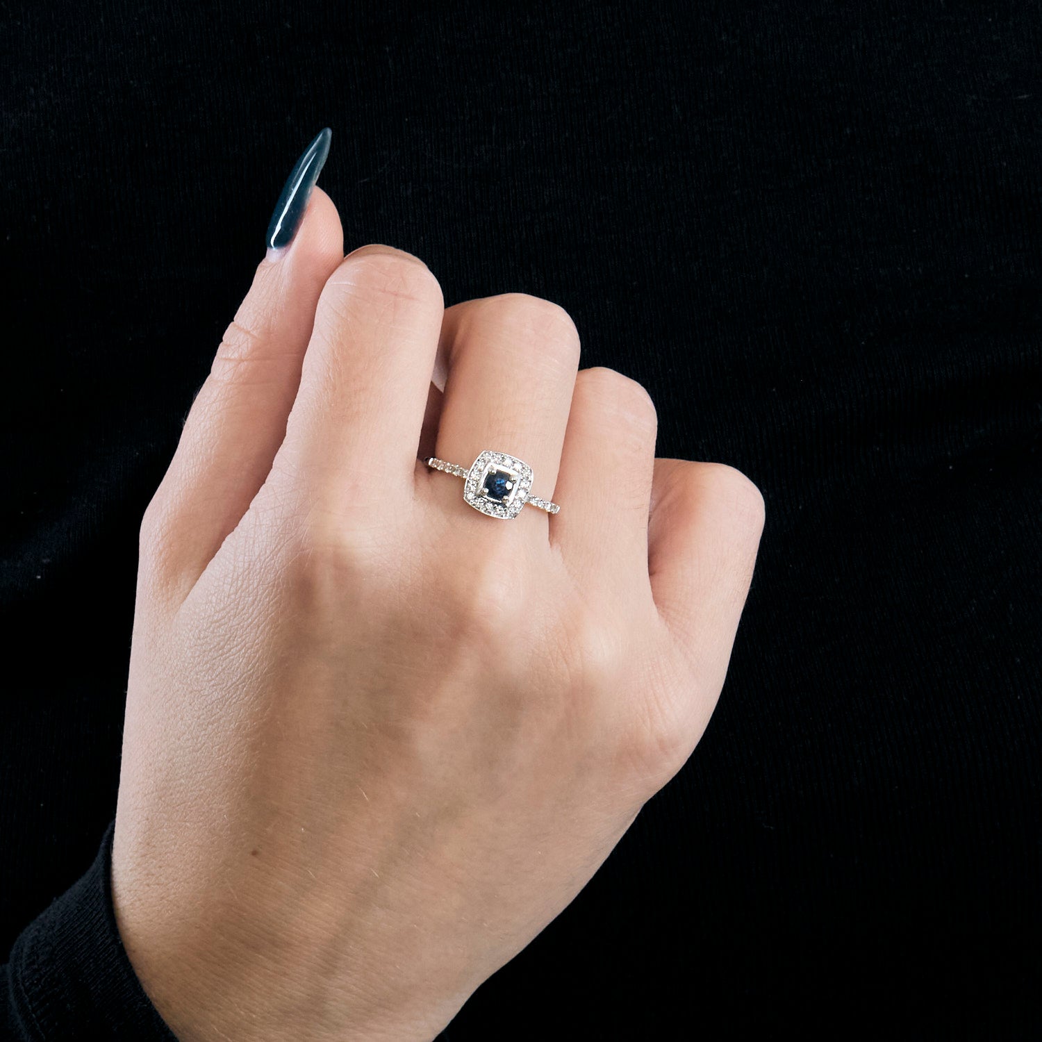 Bague diamants et centre saphir.