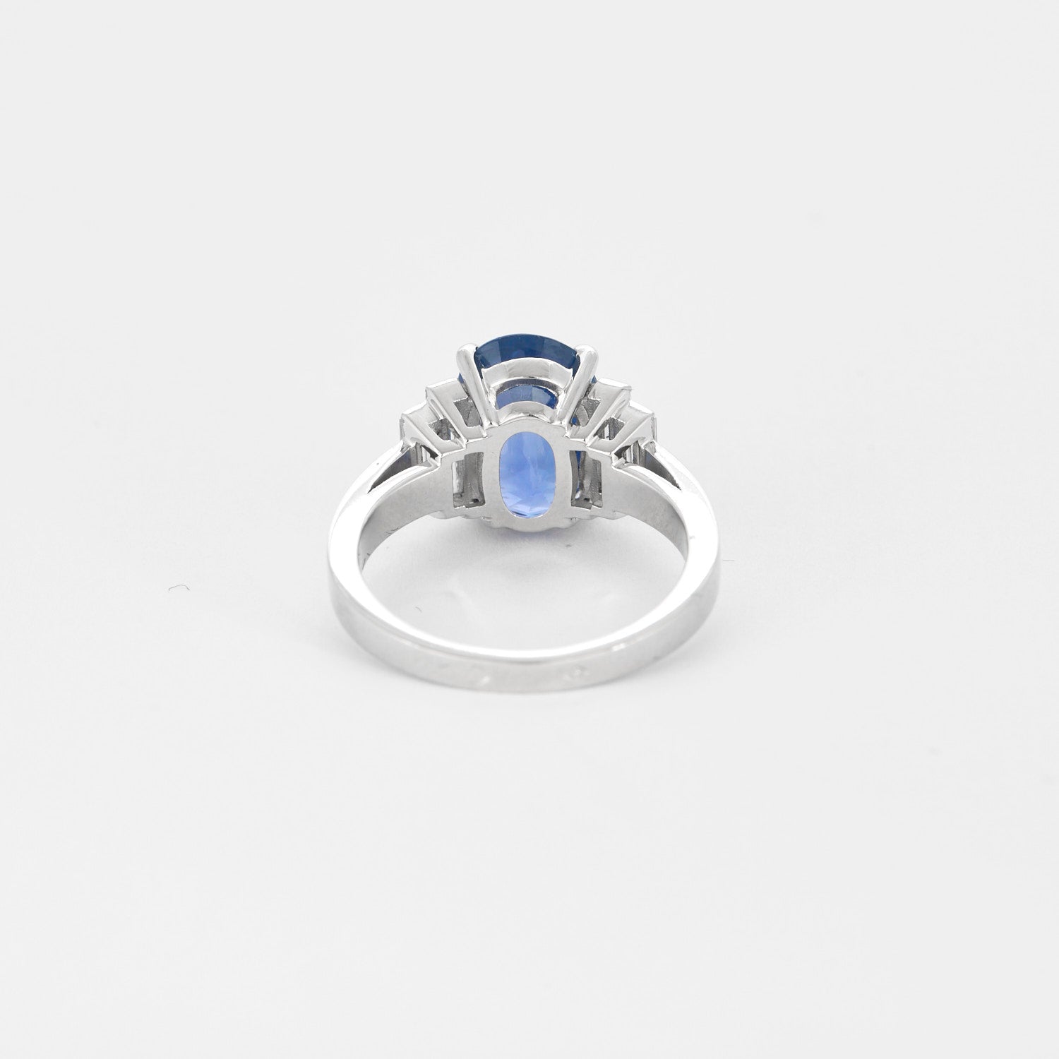 Bague en platine, saphir 5 carats et diamants baguettes.