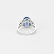 Bague en platine, saphir 5 carats et diamants baguettes.