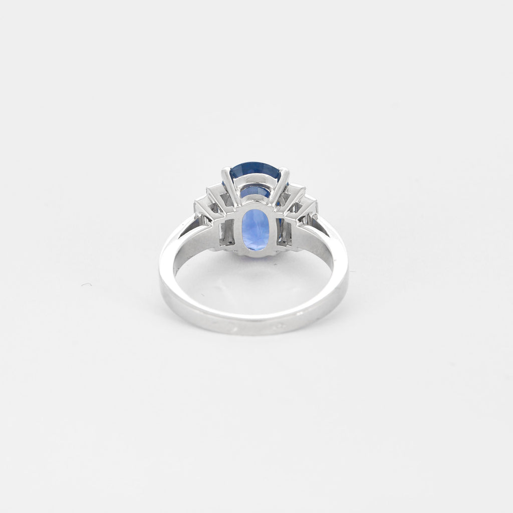Bague en platine, saphir 5 carats et diamants baguettes.