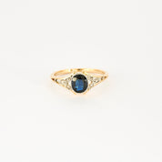 Bague en or jaune avec Saphir.