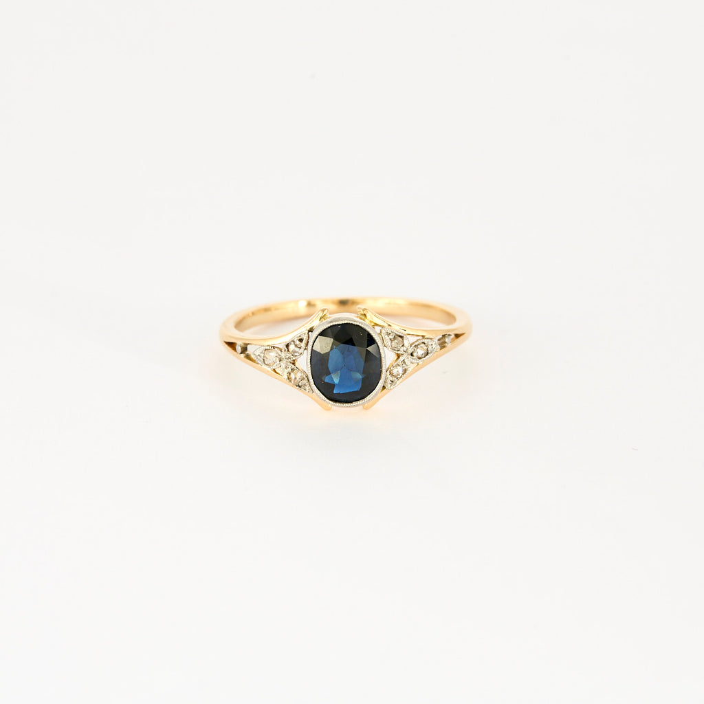 Bague en or jaune avec Saphir.