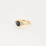 Bague en or jaune avec Saphir.