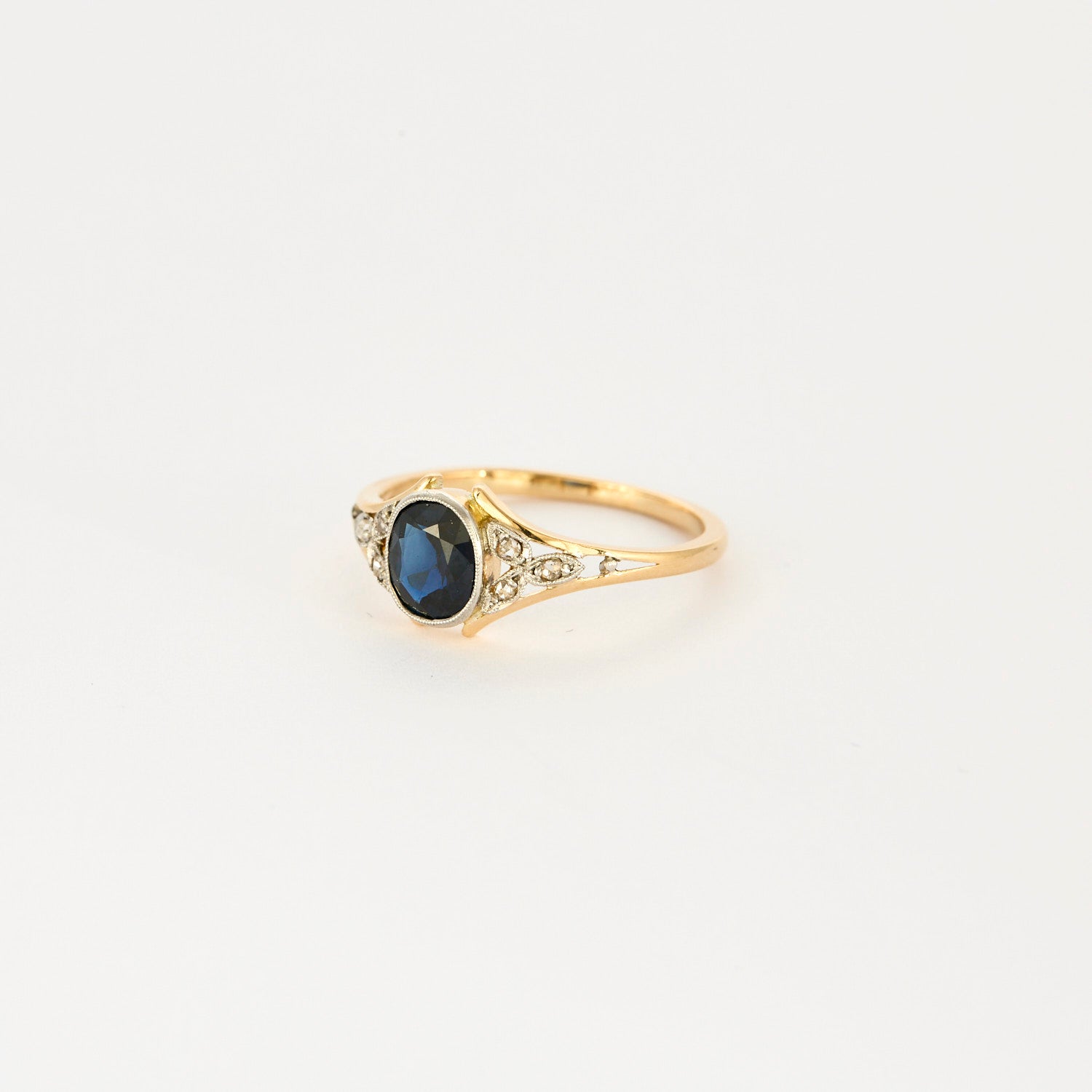 Bague en or jaune avec Saphir.