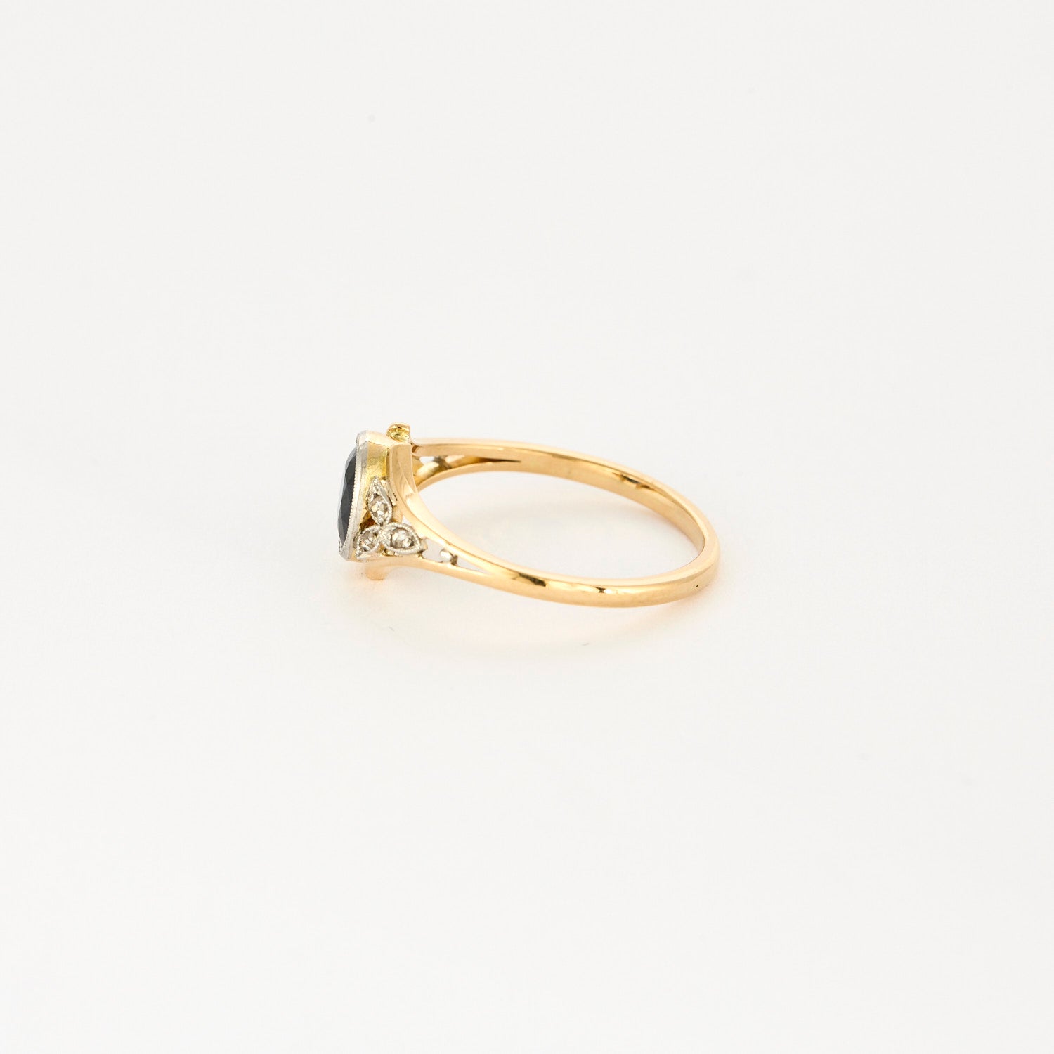 Bague en or jaune avec Saphir.