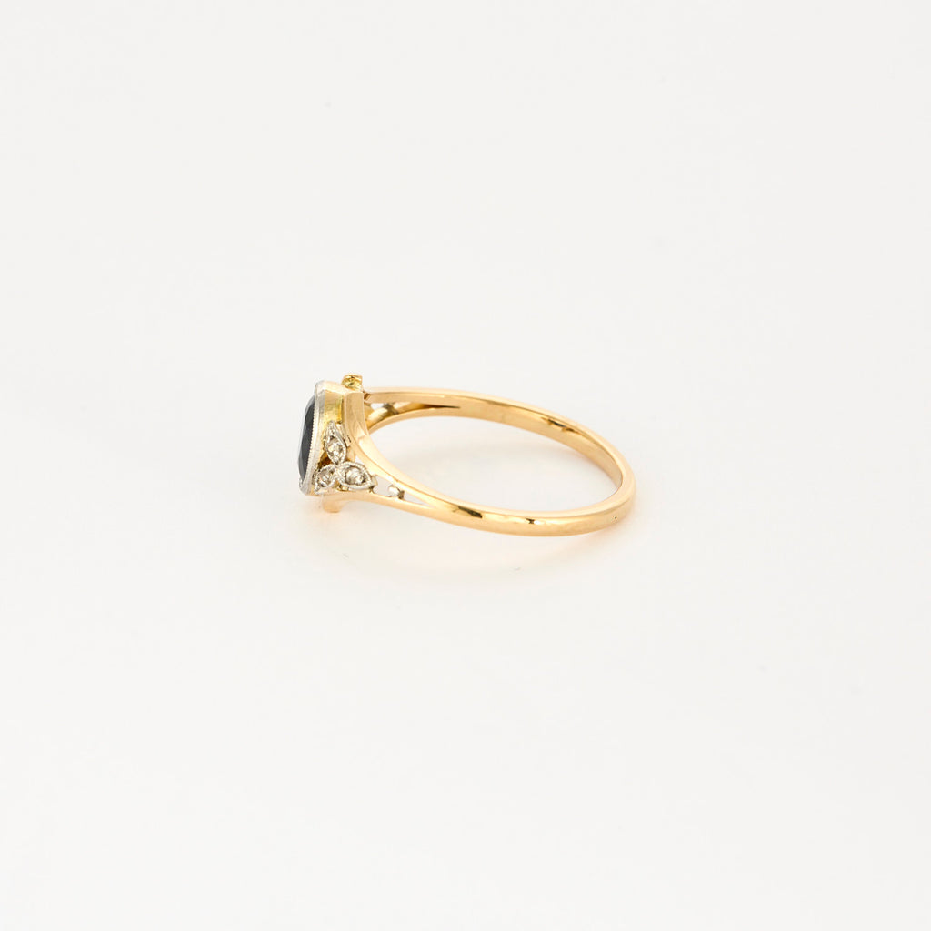Bague en or jaune avec Saphir.