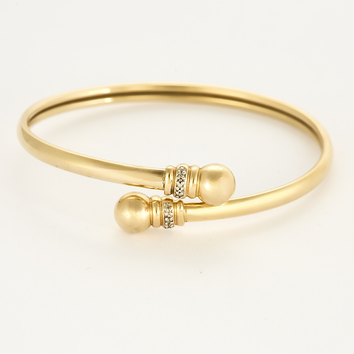 Bracelet ancien style jonc en or jaune et diamants