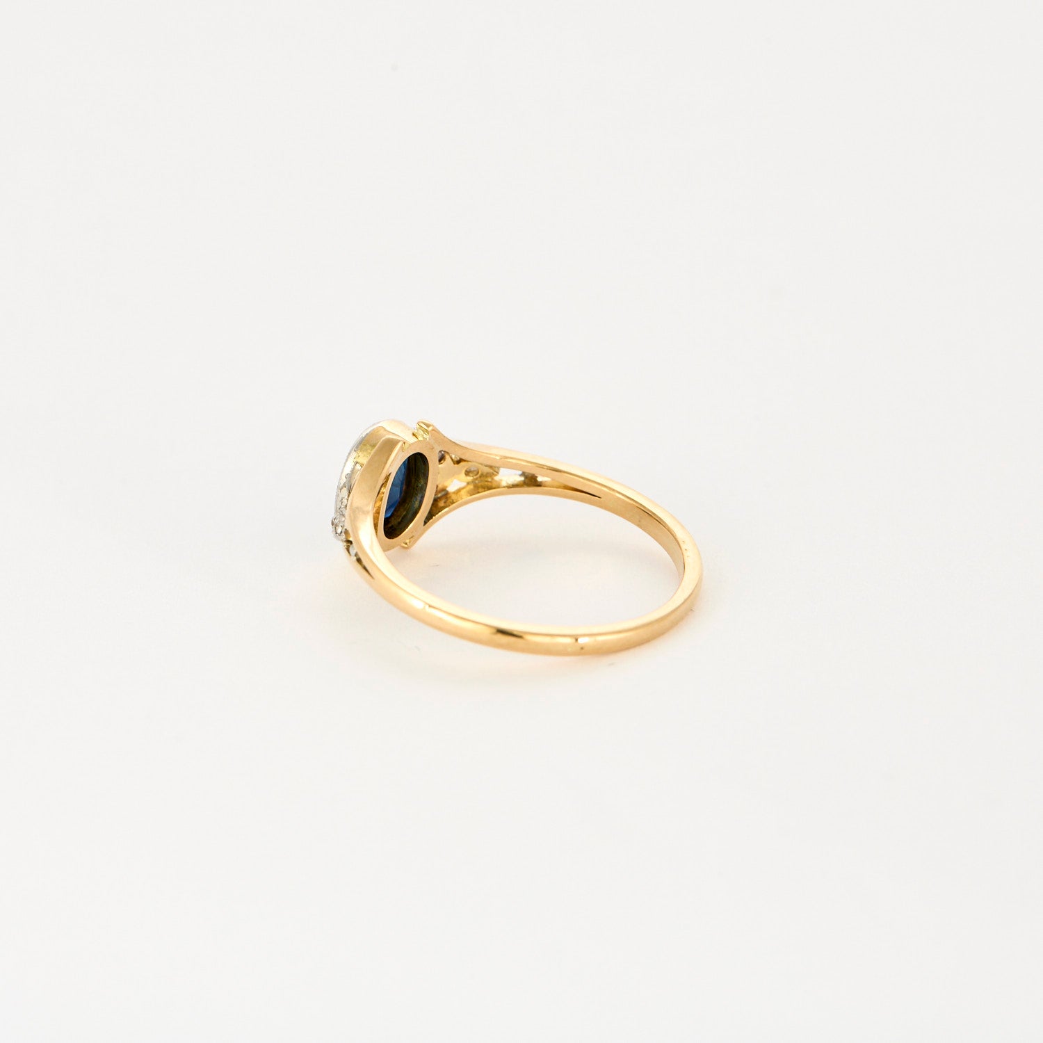 Bague en or jaune avec Saphir.