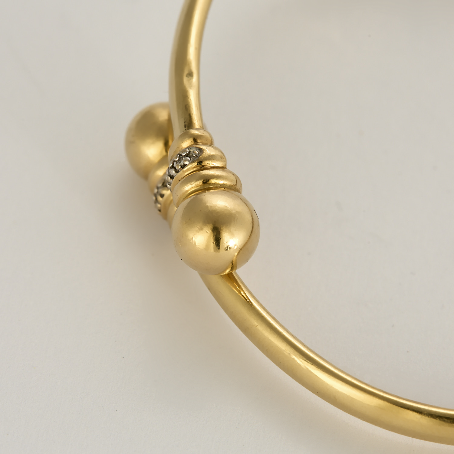 Bracelet ancien style jonc en or jaune et diamants
