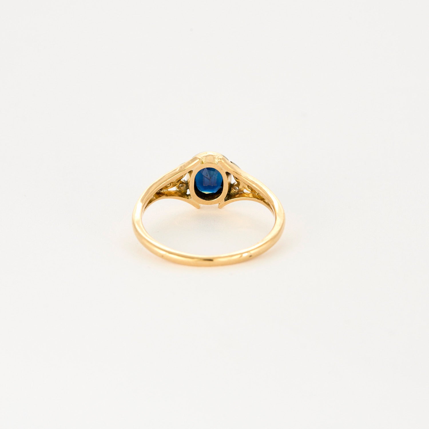 Bague en or jaune avec Saphir.