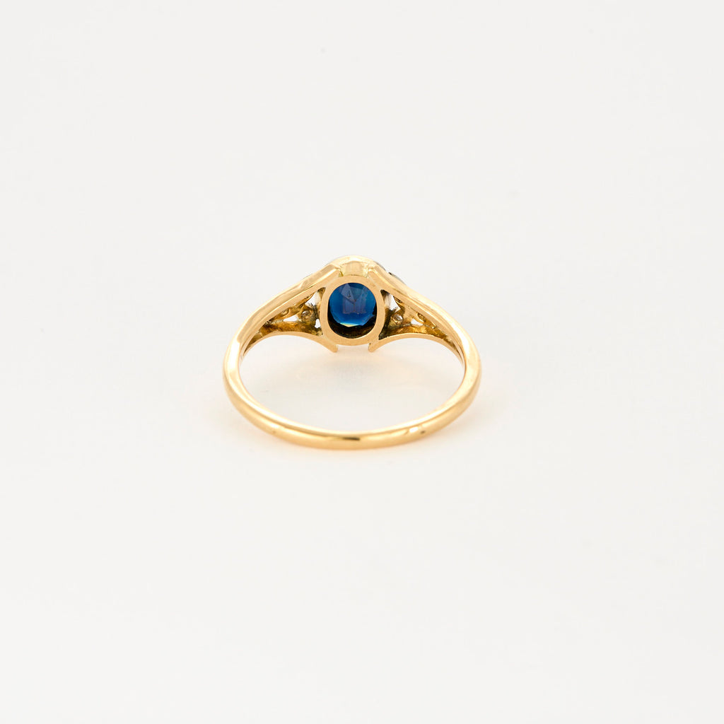 Bague en or jaune avec Saphir.