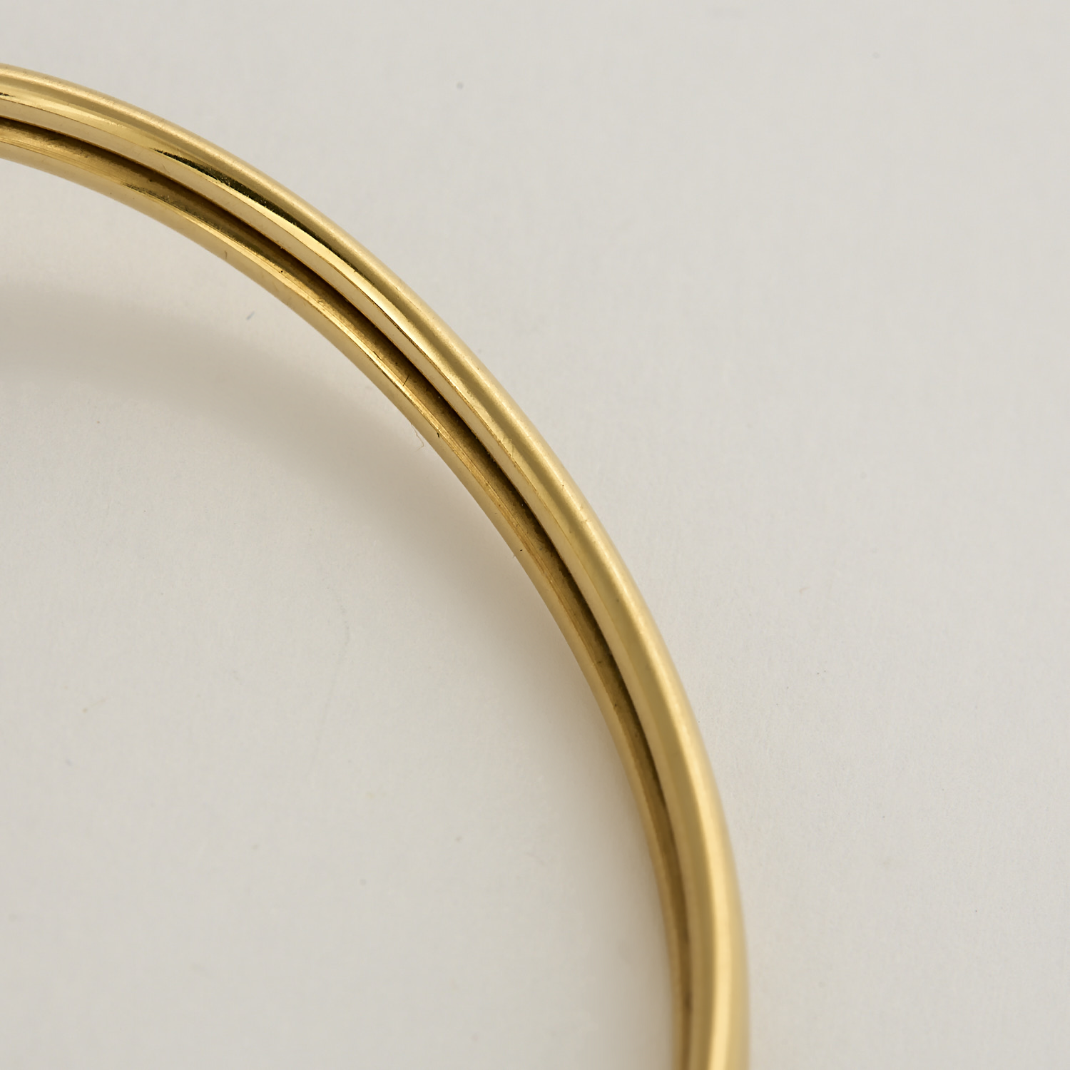 Bracelet ancien style jonc en or jaune et diamants