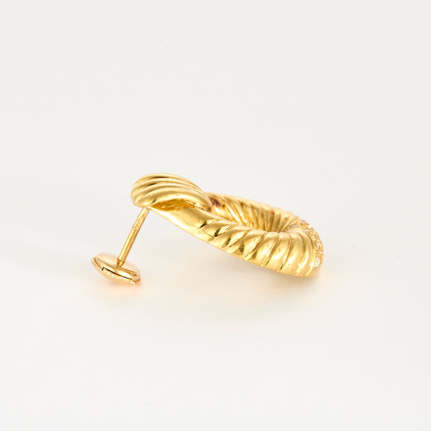 Boucles d'oreilles en or jaune et diamants.